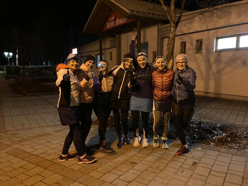 Women's running group in the dark - Running at dusk