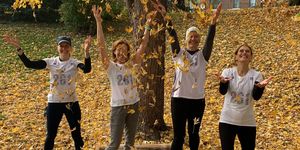 Frauen beim Laufen oder Sportübungen im Freien - Herbst - 261 Fearless